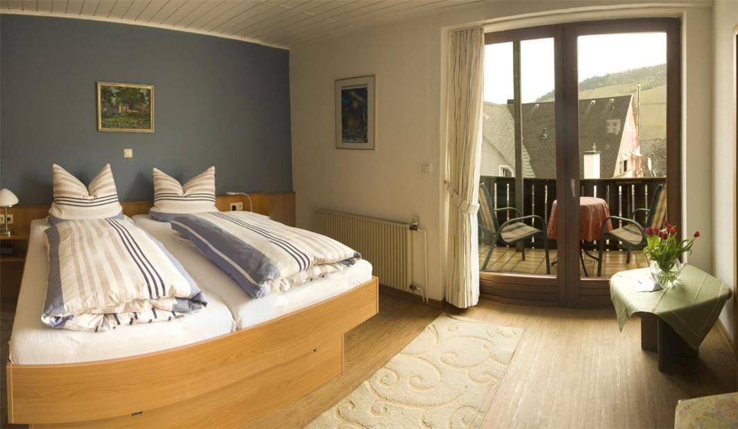 Weinhaus Burg-Schneider Hotel Райл Екстериор снимка
